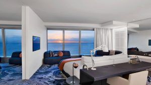 Alójate en la Cool Corner Suite: el mar a tus pies en el W Hotel (Barcelona), y disfruta de una moderna habitación frente al mar con escritorio, sofá y un gran ventanal perfecto para contemplar impresionantes puestas de sol sobre el mar. - ForTwo - Planes para parejas
