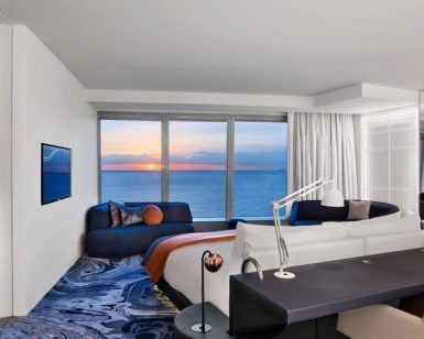 Alójate en la Cool Corner Suite: el mar a tus pies en el W Hotel (Barcelona), y disfruta de una moderna habitación frente al mar con escritorio, sofá y un gran ventanal perfecto para contemplar impresionantes puestas de sol sobre el mar. - ForTwo - Planes para parejas
