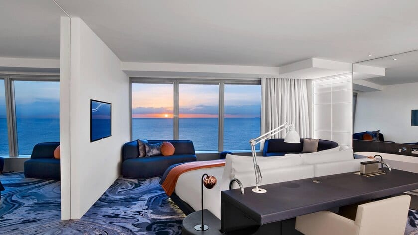 Alójate en la Cool Corner Suite: el mar a tus pies en el W Hotel (Barcelona), y disfruta de una moderna habitación frente al mar con escritorio, sofá y un gran ventanal perfecto para contemplar impresionantes puestas de sol sobre el mar. - ForTwo - Planes para parejas