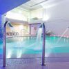 Sumérjase en una experiencia de piscina cubierta en Adeje, completa con cascadas de agua y tumbonas bajo una relajante iluminación azul, ideal para relajarse después de disfrutar del Circuito spa para 2 personas con opción de masaje. - ForTwo - Planes para parejas