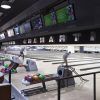 Gente disfrutando de múltiples pistas y bolas de colores en Bolera en Bowling Madrid - Chamartín, creando un ambiente animado. - ForTwo - Planes para parejas