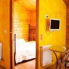 Experimente la relajación definitiva en el "Bungalow con jacuzzi privado y cena a los pies de Sierra Nevada (Granada)", con un acogedor interior con una cómoda cama, una acogedora sala de estar con TV y mesa redonda, enclavado en Sierra Nevada. Disfrute de acceso directo a su propio jacuzzi privado. - ForTwo - Planes para parejas