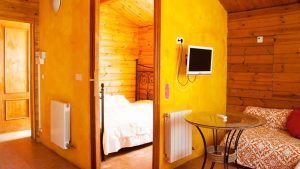 Experimente la relajación definitiva en el "Bungalow con jacuzzi privado y cena a los pies de Sierra Nevada (Granada)", con un acogedor interior con una cómoda cama, una acogedora sala de estar con TV y mesa redonda, enclavado en Sierra Nevada. Disfrute de acceso directo a su propio jacuzzi privado. - ForTwo - Planes para parejas