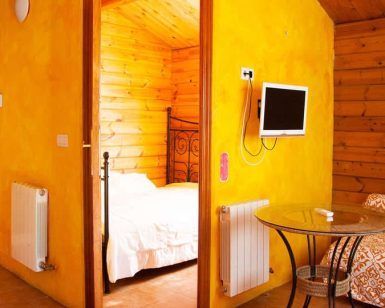 Experimente la relajación definitiva en el "Bungalow con jacuzzi privado y cena a los pies de Sierra Nevada (Granada)", con un acogedor interior con una cómoda cama, una acogedora sala de estar con TV y mesa redonda, enclavado en Sierra Nevada. Disfrute de acceso directo a su propio jacuzzi privado. - ForTwo - Planes para parejas