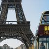 Una majestuosa Entrada para el bus turístico de París se encuentra frente a la Torre Eiffel bajo un cielo azul claro. - ForTwo - Planes para parejas