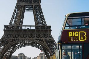 Una majestuosa Entrada para el bus turístico de París se encuentra frente a la Torre Eiffel bajo un cielo azul claro. - ForTwo - Planes para parejas