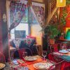 El Restaurante Noches de Moscú en Madrid crea un ambiente cálido y acogedor con su colorido interior, completo con mesas brillantes, decoración vibrante, cortinas y exuberante vegetación para complementar perfectamente el Menú ruso para dos. - ForTwo - Planes para parejas