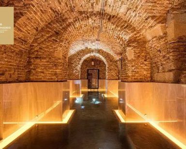 El Hotel Pestana Plaza Mayor de Madrid cuenta con un acogedor pasillo subterráneo de piedra con techos abovedados e iluminación cálida que conduce al relajante Circuito de spa con masaje para dos. - ForTwo - Planes para parejas
