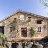 Ca la Maria, en Llagostera, Tarragona, es una encantadora casa rural de piedra con puertas de madera, pequeñas ventanas y hiedra. Rodeada de vegetación y un cielo azul despejado, encarna la filosofía slow food de KM0 a través de su Menú degustación slow food km0. - ForTwo - Planes para parejas