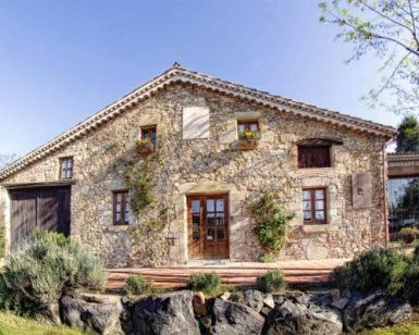 Ca la Maria, en Llagostera, Tarragona, es una encantadora casa rural de piedra con puertas de madera, pequeñas ventanas y hiedra. Rodeada de vegetación y un cielo azul despejado, encarna la filosofía slow food de KM0 a través de su Menú degustación slow food km0. - ForTwo - Planes para parejas