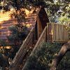 La Cabaña en el árbol para ir en pareja en MonteHoliday Madrid ofrece una escapada encantadora enclavada entre los árboles, con una escalera que conduce a una acogedora terraza, perfecta para el romance. - ForTwo - Planes para parejas