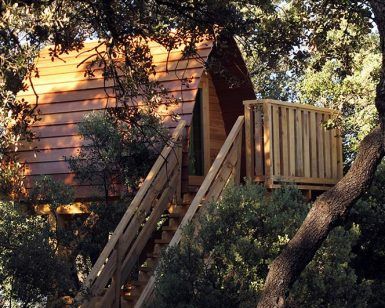 La Cabaña en el árbol para ir en pareja en MonteHoliday Madrid ofrece una escapada encantadora enclavada entre los árboles, con una escalera que conduce a una acogedora terraza, perfecta para el romance. - ForTwo - Planes para parejas