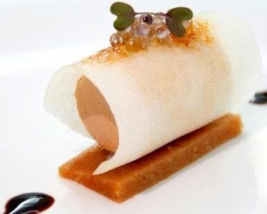 En el Restaurante Bouquet de Cáceres, saborea una delicia gourmet con una concha enrollada rellena de mousse, cubierta con microgreens y caviar sobre una base de masa rectangular. - ForTwo - Planes para parejas