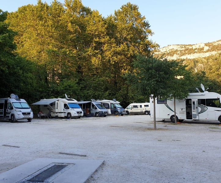 Una paella con mejillones, gambas y arroz reposa sobre un mantel floral, que evoca el casco histórico de Valencia. Aquí, el Escapada Hotel Zenit ofrece a los aficionados a la gastronomía una visita con paella, acceso a la sauna, gimnasio y visitas guiadas. - ForTwo - Planes para parejas