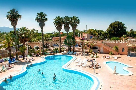 Bienvenido al Hotel Zenit en Valencia, donde un moderno vestíbulo con lujosos sillones, un escritorio negro y arreglos florales preparan el escenario para tu experiencia Escapada Hotel Zenit + visita guiada al casco histórico + paella + sauna + gimnasio. - ForTwo - Planes para parejas