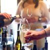 En un vibrante evento Cata de vinos: descubre Montilla-Moriles (Córdoba), las botellas de vino adornan la mesa mientras alguien vierte suavemente en la copa de otro, saboreando los exquisitos sabores. - ForTwo - Planes para parejas