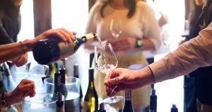 En un vibrante evento Cata de vinos: descubre Montilla-Moriles (Córdoba), las botellas de vino adornan la mesa mientras alguien vierte suavemente en la copa de otro, saboreando los exquisitos sabores. - ForTwo - Planes para parejas