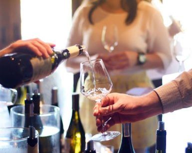 En un vibrante evento Cata de vinos: descubre Montilla-Moriles (Córdoba), las botellas de vino adornan la mesa mientras alguien vierte suavemente en la copa de otro, saboreando los exquisitos sabores. - ForTwo - Planes para parejas