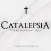 Un fondo de mármol con texto negro dice: Catalepsia - Un juego para 2 de Horror Box Escape Room (Barcelona). Una cruz negra se alza imponente sobre el escenario, creando una atmósfera escalofriante que te sumerge en un mundo de intriga y suspense. - ForTwo - Planes para parejas