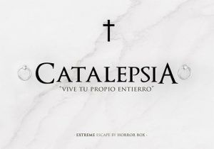 Un fondo de mármol con texto negro dice: Catalepsia - Un juego para 2 de Horror Box Escape Room (Barcelona). Una cruz negra se alza imponente sobre el escenario, creando una atmósfera escalofriante que te sumerge en un mundo de intriga y suspense. - ForTwo - Planes para parejas