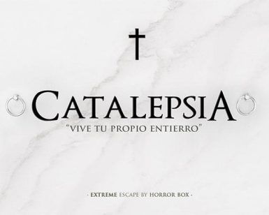 Un fondo de mármol con texto negro dice: Catalepsia - Un juego para 2 de Horror Box Escape Room (Barcelona). Una cruz negra se alza imponente sobre el escenario, creando una atmósfera escalofriante que te sumerge en un mundo de intriga y suspense. - ForTwo - Planes para parejas