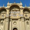 Vista frontal de una ornamentada fachada de una catedral de Granada, con el texto "Visita guiada a la Catedral y Capilla Real de Granada. - ForTwo - Planes para parejas