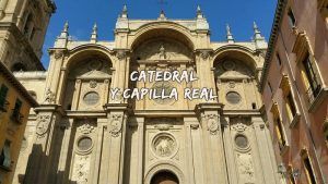 Vista frontal de una ornamentada fachada de una catedral de Granada, con el texto "Visita guiada a la Catedral y Capilla Real de Granada. - ForTwo - Planes para parejas