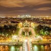 Experimente el encanto de una ciudad que recuerda a París al anochecer con edificios bien iluminados, un río resplandeciente y rascacielos distantes bajo un cielo nublado en el Tour romántico al anochecer por París. - ForTwo - Planes para parejas