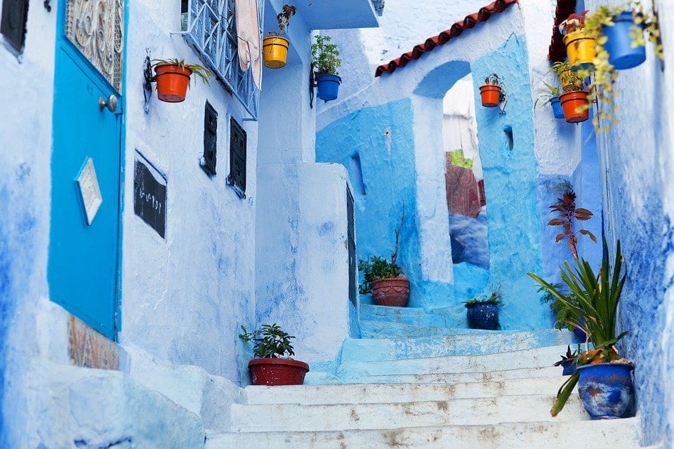 calle de chefchaouen pared azul
