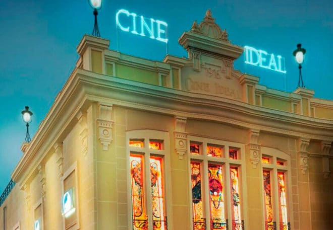 Una cámara vintage, una lupa y rollos de película yacen sobre un viejo mapa de Ibiza, evocando aventuras pasadas. La escena evoca el comienzo de un desafío de Scapart - Escape Room (Ibiza), con una correa de cuero marrón que realza el misterio. - ForTwo - Planes para parejas