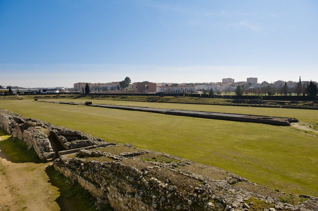 El Restaurante Abades en Ronda ofrece una experiencia gastronómica única en lo alto de un acantilado con asientos al aire libre y una pasarela vallada con vistas a un precipicio, ideal para disfrutar del Menú romántico en el Restaurante Abades bajo el cielo azul claro. - ForTwo - Planes para parejas