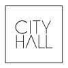 El logotipo del Ayuntamiento de Barcelona presenta finas letras mayúsculas dentro de un elegante cuadrado negro. Inspirado en la estética del diseño moderno de Barcelona, encarna la elegancia urbana y el encanto cosmopolita. - ForTwo - Planes para parejas