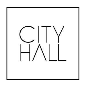 El logotipo del Ayuntamiento de Barcelona presenta finas letras mayúsculas dentro de un elegante cuadrado negro. Inspirado en la estética del diseño moderno de Barcelona, encarna la elegancia urbana y el encanto cosmopolita. - ForTwo - Planes para parejas