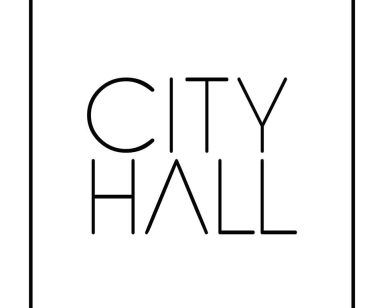 El logotipo del Ayuntamiento de Barcelona presenta finas letras mayúsculas dentro de un elegante cuadrado negro. Inspirado en la estética del diseño moderno de Barcelona, encarna la elegancia urbana y el encanto cosmopolita. - ForTwo - Planes para parejas