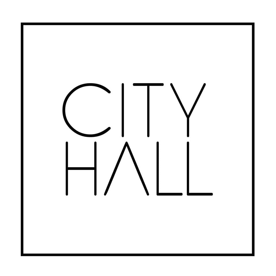 El logotipo del Ayuntamiento de Barcelona presenta finas letras mayúsculas dentro de un elegante cuadrado negro. Inspirado en la estética del diseño moderno de Barcelona, encarna la elegancia urbana y el encanto cosmopolita. - ForTwo - Planes para parejas