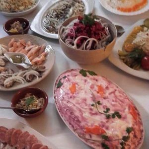 Restaurante La Alacena de Francis en Málaga ofrece una vibrante selección de platos, con ensaladas frescas, exquisitos mariscos y una creación bellamente en capas adornada con hierbas y verduras. - ForTwo - Planes para parejas