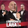 Tres hombres de esmoquin, haciéndose pasar por espías con pistolas de juguete sobre un vibrante fondo rojo, prepararon el escenario para una noche inolvidable en Madrid. El texto dice: Comandante Lara & Cía - Sala Capitol (Madrid). - ForTwo - Planes para parejas