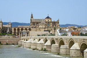 Vista del puente romano de Córdoba de día|Paseo a caballo por Córdoba