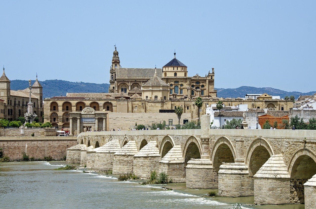 Vista del puente romano de Córdoba de día|Paseo a caballo por Córdoba