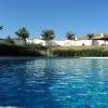 Ubicada en medio de una exuberante vegetación bajo un cielo azul, la serena piscina de Dos noches en cueva romántica con hammam y masaje (Guadix) ofrece una escapada tranquila cerca de su entrada a una cueva romántica. - ForTwo - Planes para parejas