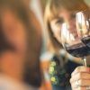 Dos personas brindando con vino tinto en un ambiente cálido y luminoso, dirigidos por un experto sumiller durante el "Curso de cata de vinos con un experto sumiller" en Madrid. - ForTwo - Planes para parejas
