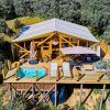 Vista aérea de la Cabaña junior suite con piscina privada en La Dehesa Experiences (Córdoba) que muestra una piscina privada, terraza y sillas de descanso en medio de árboles para un refugio exclusivo. - ForTwo - Planes para parejas
