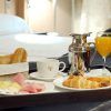 Datos del producto: Disfrute de una escapada matutina en el Hotel Vincci Frontaura con una bandeja de desayuno con café, zumo, cruasanes, pan, queso y jamón sobre una cama con almohadas blancas. Disfrute de la Escapada con cena en el Hotel Vincci Frontaura (Valladolid). - ForTwo - Planes para parejas
