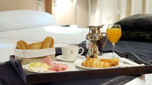 Datos del producto: Disfrute de una escapada matutina en el Hotel Vincci Frontaura con una bandeja de desayuno con café, zumo, cruasanes, pan, queso y jamón sobre una cama con almohadas blancas. Disfrute de la Escapada con cena en el Hotel Vincci Frontaura (Valladolid). - ForTwo - Planes para parejas