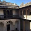 Un patio tradicional con arcos y vigas de madera, que recuerda a las elegantes casas nazaríes de Granada, se presenta en la "Ruta guiada por las casas moriscas y nazaríes". - ForTwo - Planes para parejas