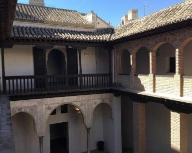 Un patio tradicional con arcos y vigas de madera, que recuerda a las elegantes casas nazaríes de Granada, se presenta en la "Ruta guiada por las casas moriscas y nazaríes". - ForTwo - Planes para parejas