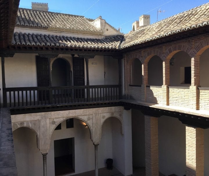 Un patio tradicional con arcos y vigas de madera, que recuerda a las elegantes casas nazaríes de Granada, se presenta en la "Ruta guiada por las casas moriscas y nazaríes". - ForTwo - Planes para parejas