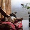 Disfrutando de un Baño y masaje individual MIMMA 30 en Hammam Al Ándalus Madrid, una persona se relaja en una camilla bajo una suave iluminación, envuelta en una acogedora manta a cuadros. - ForTwo - Planes para parejas