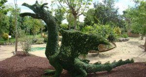 En el encantador El Bosque Encantado, cerca de Madrid, una escultura de dragón en forma de topiario hipnotiza entre frondosos árboles y vibrantes plantas. Experimente esta obra maestra verde con Entradas con descuento para El Bosque Encantado (Madrid) para vivir una aventura en el jardín de un cuento de hadas. - ForTwo - Planes para parejas