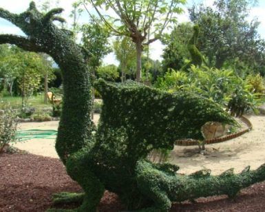 En el encantador El Bosque Encantado, cerca de Madrid, una escultura de dragón en forma de topiario hipnotiza entre frondosos árboles y vibrantes plantas. Experimente esta obra maestra verde con Entradas con descuento para El Bosque Encantado (Madrid) para vivir una aventura en el jardín de un cuento de hadas. - ForTwo - Planes para parejas
